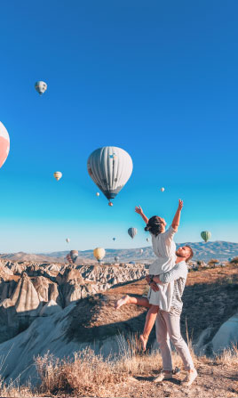 Pareja feliz viendo los globos volar