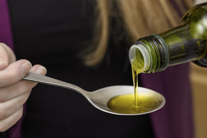 Persona usando aceite de linaza