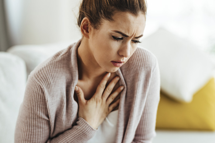 Mujer siente pinchazos en el pecho
