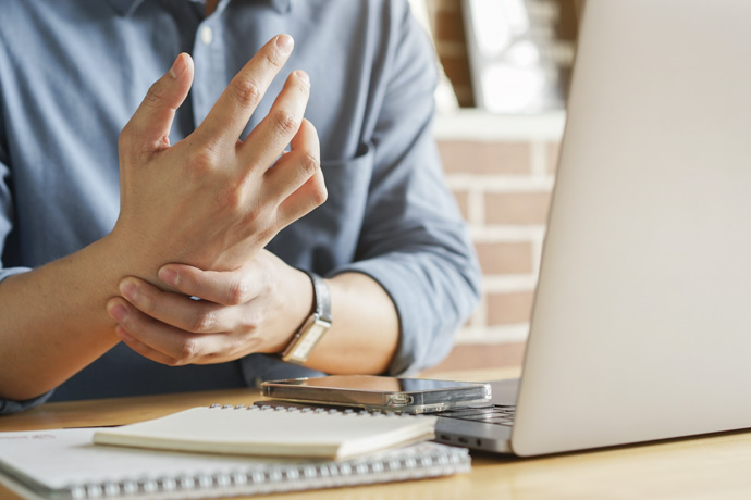 Hombre joven con temblor de manos