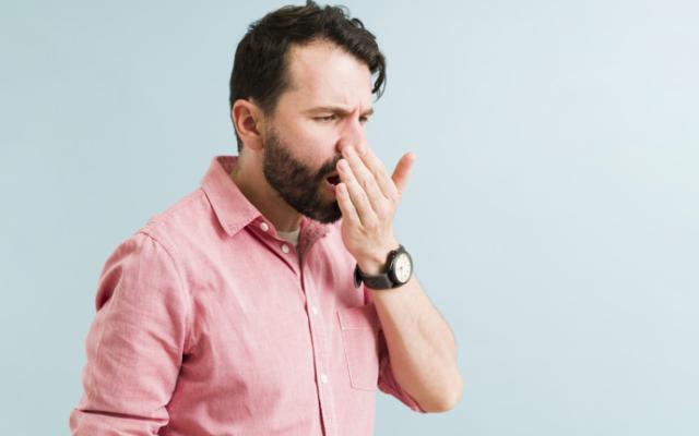 Hombre comprueba que tiene mal aliento