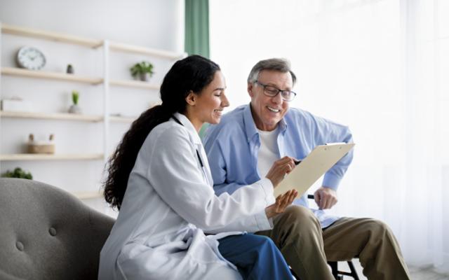 Adulto mayor recibe atención médica 