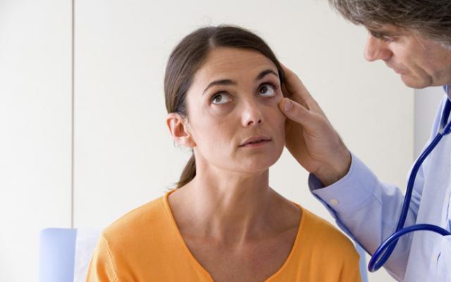 Médico revisando a mujer con anemia