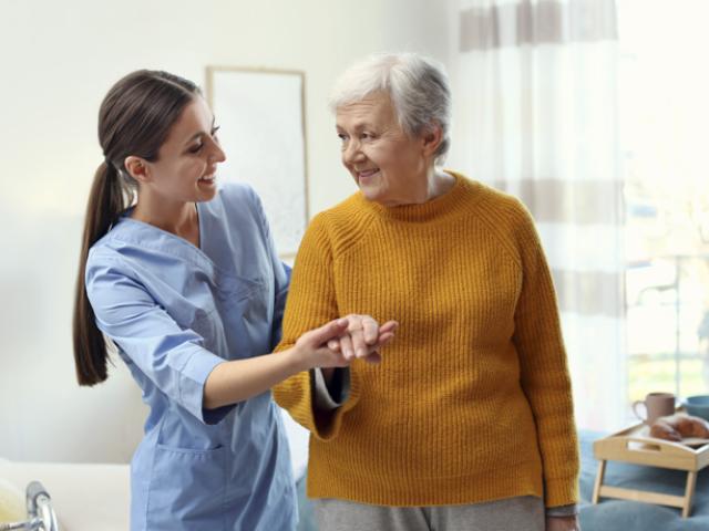 Mujer mayor con Parkinson