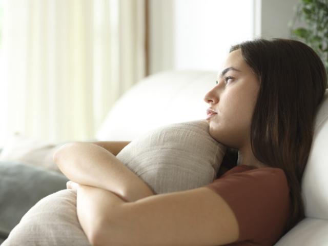 Mujer apática en casa