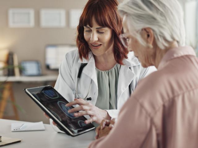 Médico explica prueba de detección del alzheimer
